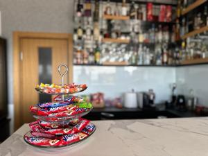 einen Stapel Süßigkeiten auf einer Theke in einer Bar in der Unterkunft La Vista Luxury Villa in Ohrid