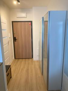 pusty korytarz z drzwiami i drewnianą podłogą w obiekcie Apartament studio Perła 3 w mieście Lublin