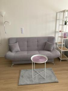 salon z kanapą i różowym stołem w obiekcie Apartament studio Perła 3 w mieście Lublin