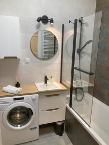 W łazience znajduje się pralka i umywalka. w obiekcie Apartament studio Perła 3 w mieście Lublin