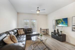 uma sala de estar com um sofá de couro e uma mesa em Luxury Resort Style 1bdrm em Tampa