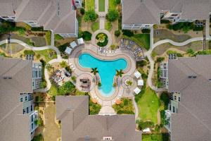 uma vista aérea de uma piscina num resort em Luxury Resort Style 1bdrm em Tampa