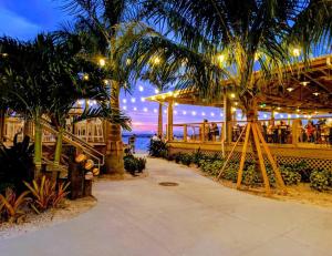 um resort com um bar e palmeiras e o oceano em Luxury Resort Style 1bdrm em Tampa