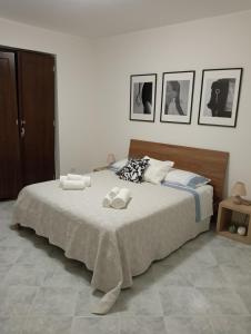 um quarto com uma cama grande com duas toalhas em Lux Domus em Montoro Inferiore