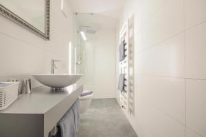 Un baño blanco con lavabo e inodoro. en Haus Ella, en Stühlingen 38 fotos más