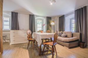 una sala de estar con una mesa y un sofá en Haus Ella, en Stühlingen
