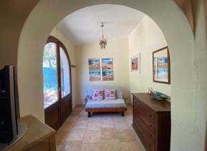a living room with a couch and a window at Villa Rossella in Campu Longu