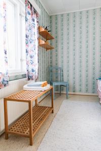 Habitación con mesa, silla y ventana en Grandma Tyyne's home, en Rovaniemi