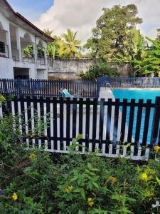 een blauw hek voor een huis bij Villa bleue in Kribi