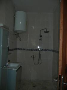 een douche in een badkamer met een toilet en een wastafel bij Villa bleue in Kribi