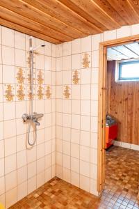 Habitación con baño con ducha. en Grandma Tyyne's home, en Rovaniemi