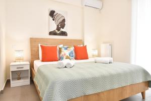 een slaapkamer met een groot bed en 2 handdoeken bij 90° - Ninety Degrees in Nafplio