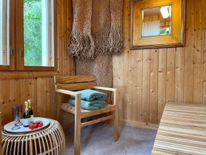 a wooden room with a chair and a table at Torppa, puusauna ja ulkoporeallas in Lahti