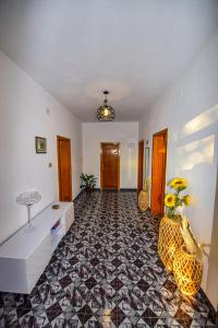 斯庫台的住宿－Villa Alba，一间铺有瓷砖地板并配有椅子的客厅