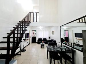 sala de estar con mesa y sofá en Calapan City Cheapest House Transient Guest Rental L39, en Calapan