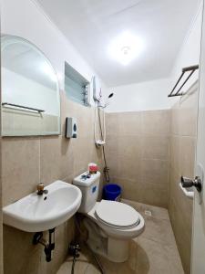 Łazienka z białą toaletą i umywalką w obiekcie Calapan City Cheapest House Transient Guest Rental L39 w mieście Calapan