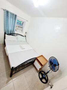 een kleine slaapkamer met een bed en een lamp bij Calapan City Cheapest House Transient Guest Rental L39 in Calapan