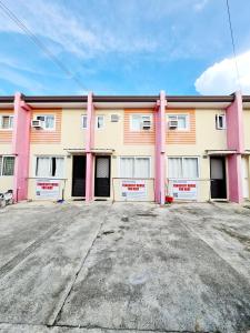 un aparcamiento vacío frente a un edificio en Calapan City Cheapest House Transient Guest Rental L39, en Calapan