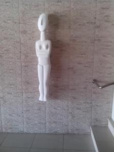 un mannequin sur un mur dans une salle de bains dans l'établissement Hotel Lito, à Tinos