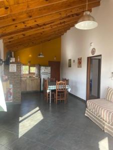 a living room with a table and a kitchen at El Abrigo in El Calafate