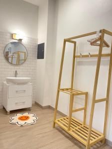 bagno con specchio e lavandino di Jinbo Betong Home Cafe’ a Betong