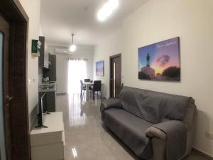 sala de estar con sofá y cocina en Central Apartment Close to Uni, Sliema & Mater Dei, en Il-Gżira