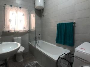y baño con bañera, aseo y lavamanos. en Central Apartment Close to Uni, Sliema & Mater Dei, en Il-Gżira