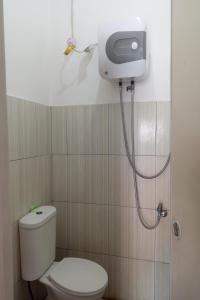Ванна кімната в OYO Life 92543 Ratu Sakti Residence Syariah