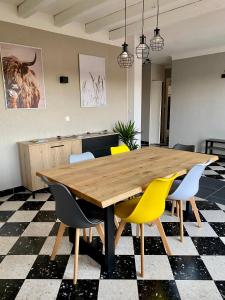 una mesa de madera y sillas en una habitación en L’échappée Meusienne, en Brieulles-sur-Meuse