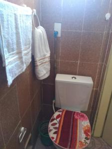 uma pequena casa de banho com WC e toalhas em Casa Santa Ana, Bananeiras PB em Bananeiras