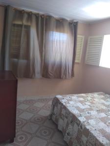 um quarto com uma cama e uma janela em Casa Santa Ana, Bananeiras PB em Bananeiras