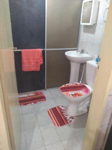 uma casa de banho com um chuveiro, um WC e um lavatório. em Casa Santa Ana, Bananeiras PB em Bananeiras