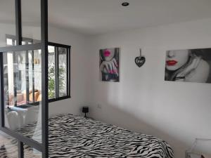 um quarto com um espelho e uma cama com estampa de zebra em Luxe naturist 3 étoiles vue mer D46 em Cap d'Agde