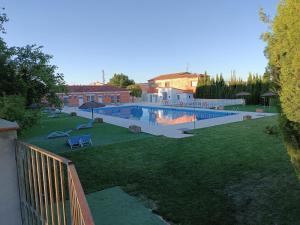 CASA GALEX في Sarrión: حديقة خلفية كبيرة مع مسبح في ساحة