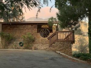 een gebouw met een klok aan de zijkant bij Tillie Creek Retreat: a Creekside Oasis in Wofford Heights