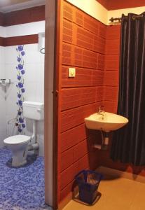 uma casa de banho com um WC e um lavatório em Mountain Manor em Vayittiri