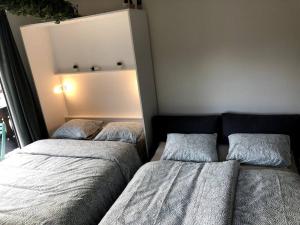 Uma cama ou camas num quarto em Charmant studio idéalement situé
