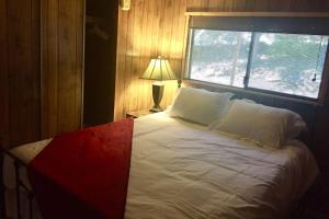 Llit o llits en una habitació de Tillie Creek Retreat: a Creekside Oasis