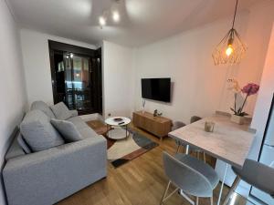 マドリードにあるP4 Madrid AIRPORT, ESTADIO CIVITAS, IFEMA, BARAJAS Y REJASのソファとテーブルのあるリビングルーム