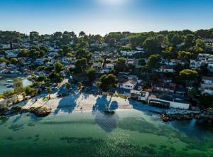 une vue aérienne sur une petite île dans l'eau dans l'établissement Maison provençale au bord de l’eau, à Istres