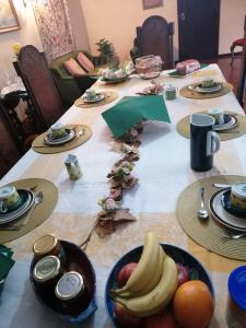 een tafel met borden en fruitschalen erop bij CLE House in Anadia