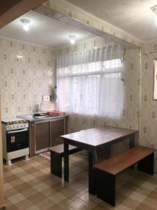 eine Küche mit einem Tisch in der Mitte eines Zimmers in der Unterkunft Kitnet Cantinho 26 in Mongaguá