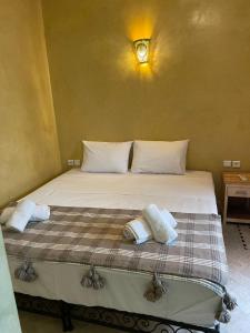 Ένα ή περισσότερα κρεβάτια σε δωμάτιο στο RIAD LAICHI
