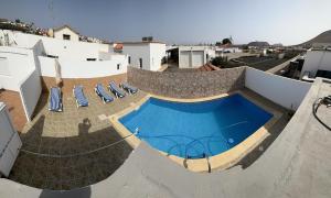 an overhead view of a swimming pool on a roof at Casa Tomás A in Villaverde