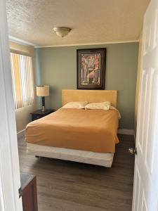 ein Schlafzimmer mit einem Bett und einem Wandgemälde in der Unterkunft Sunparlor Motel in Leamington