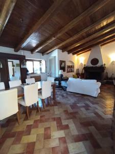 een woonkamer met een tafel en stoelen en een open haard bij Countryhouse Maratea coast Pollino Park in Nemoli