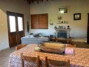 een woonkamer met een tafel en een bank bij Evie's House Arakapas in Arakapas