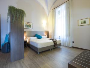 Un dormitorio con una cama y una ventana grande en Residence Caffé Savona, en Alba 50 fotos más