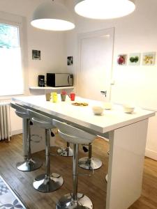 uma cozinha com uma grande ilha branca num quarto em Maison 8 P. Bien situé. Entrée et sortie facile. em Ruelle-sur-Touvre