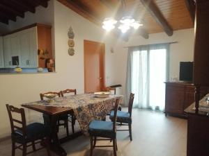 cocina con mesa de comedor y sillas en sant'orsola holiday home, en Misterbianco